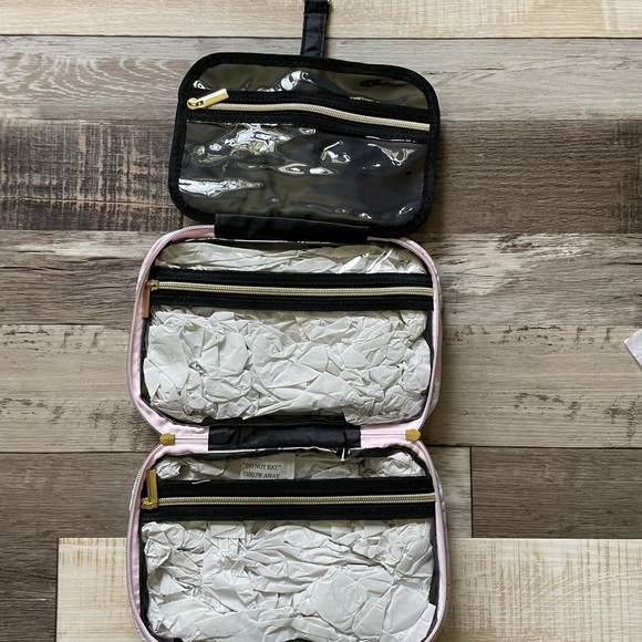 Travel Bag NWOT - Picture 3 of 3